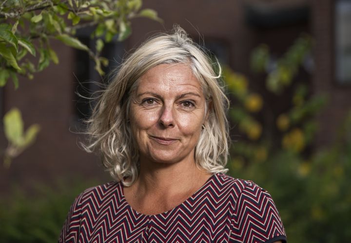Konstvetaren Tanja Schult (Stockholms universitet) håller föredrag på minnesceremonin i Enköping.