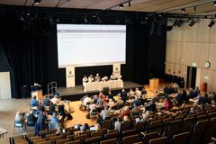 Foto som visar kommunfullmäktiges sammanträdessal på Westerlundska gymnasiet.