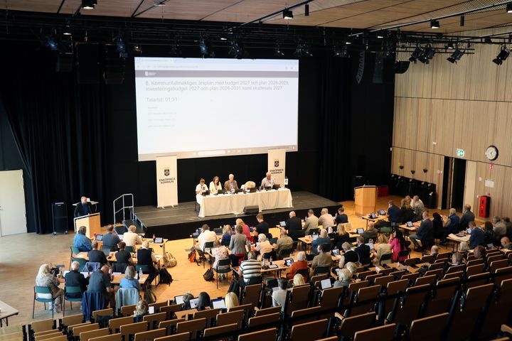 Foto som visar kommunfullmäktiges sammanträdessal på Westerlundska gymnasiet.