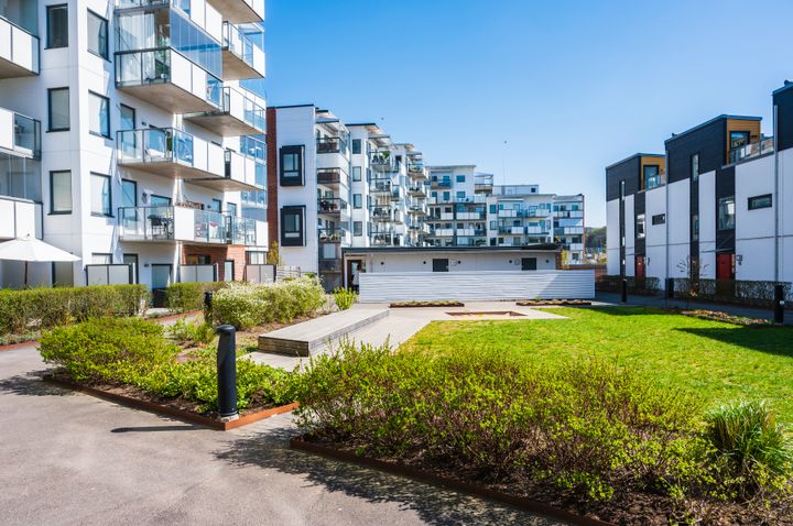 Lägenhetspriserna steg med 1,2 procent i april. Mest steg lägenhetspriserna i Norra Sverige (4,1 %). Södra Sverige uppvisade som enda region fallande lägenhetspriser (-0,7 %).