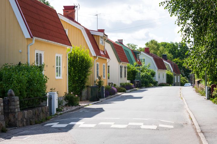 SBAB:s rapport visar att bolåneskulderna inte utgör en så stor risk för svensk ekonomi som svenska myndigheter gjort gällande. Medianbolånet uppgår till 1,3 miljoner kronor bland svenska hushåll med bolån, och endast 14 procent har bostadslån som överstiger 2 miljoner kronor.