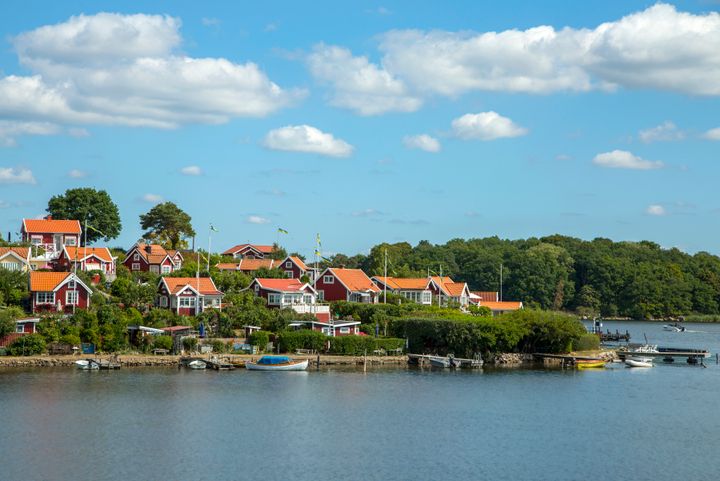 I juli sjönk bostadspriserna för första gången sedan årsskiftet. Det är dock ingen dramatik i detta. Sommarmånaderna brukar normalt sett uppvisa prisnedgångar.