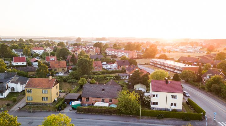 Bomarknadstempen för villor visar på en oförändrad temperatur i juli i förhållande till juni. Budpremierna för villor ökade lite under juli men antalet budgivare var färre.