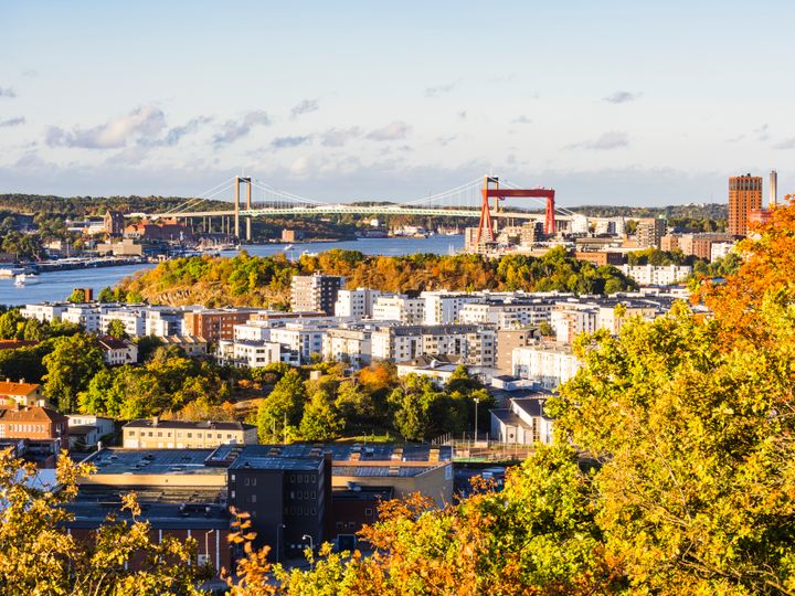 Bostadspriserna sjönk med 0,1 procent i september i Sverige som helhet. Rensat för säsong och andra tillfälliga effekter steg priserna för Sverige som helhet i september med 0,7 procent. Summerat sedan årsskiftet har bostadspriserna ökat med 7,3 procent.