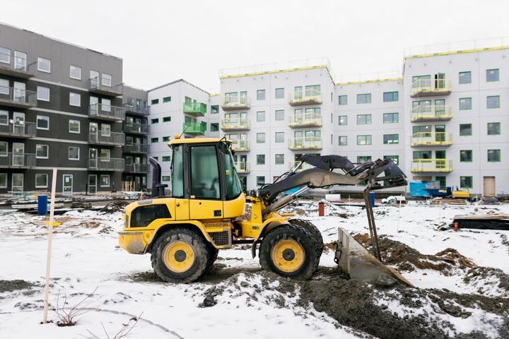 Den stora nedgången i antalet påbörjade bostäder har gjort att det närmar sig balans mellan utbud och efterfrågan i flera områden där det tidigare varit mycket stora utbudsöverskott. Det gäller till exempel i Järfälla och Täby.