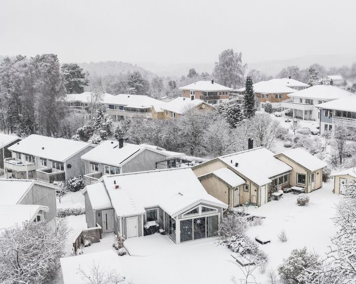 Temperaturen på den svenska bostadsmarknaden som helhet var i stort sett oförändrad i december. En svagt stigande temperatur på villamarknaden motverkades av en motsvarande nedgång för lägenheter, enligt SBAB/Booli:s indikator Bomarknadstempen.