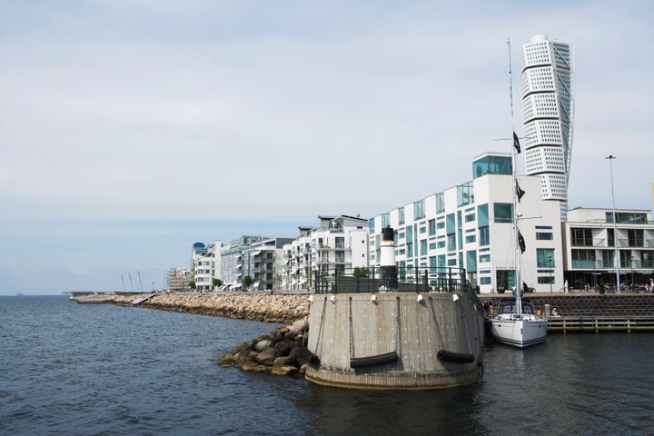 Lägenhetspriserna steg med 2 procent i januari för Sverige som helhet. Priserna steg i fem av sex regioner. Mest steg de i Stormalmö (4,8 %).