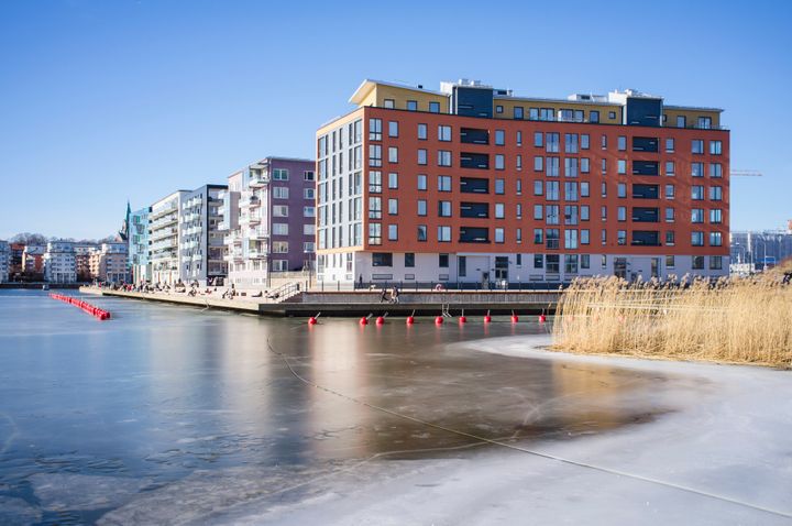 Temperaturen på den svenska bostadsmarknaden som helhet sjönk något i januari. Temperaturen steg för villor men sjönk för lägenheter, visar SBAB/Booli:s indikator Bomarknadstempen.