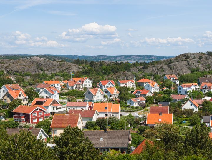 Det är fortsatt trögt på bostadsmarknaden. Sedan årsskiftet har temperaturen för lägenheter sjunkit trendmässigt , medan utvecklingen för villor rört sig sidledes.