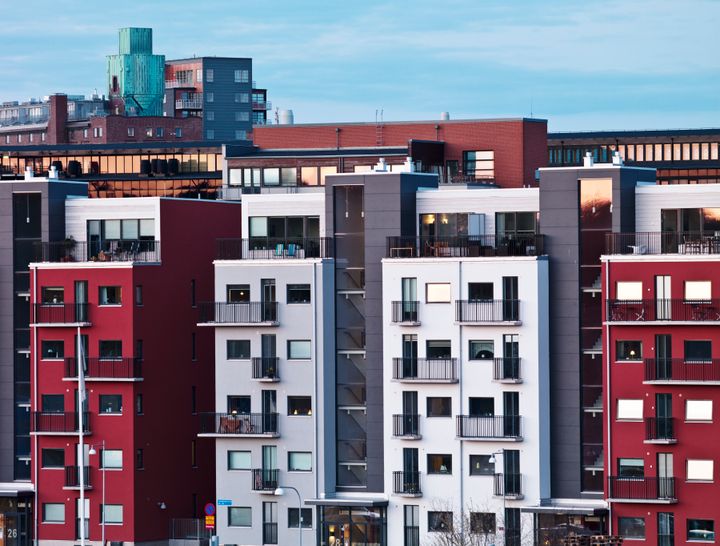 Nyare bostadsrättsföreningar, byggda 2015 och senare, har höjt avgiften något mer än äldre bostadsrättsföreningar, enligt SBAB:s kartläggning.