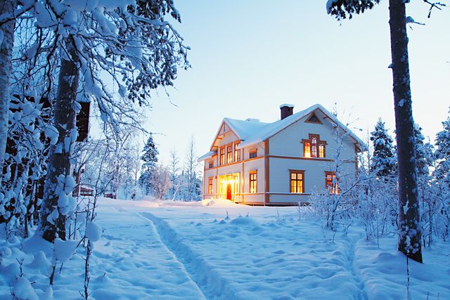 Villapriserna sjönk med 0,3 procent och i fem av sex regioner under november.