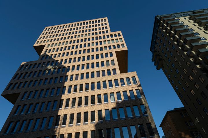 Pressmeddelande HPE/boprisförväntningar: Nu stiger bostadsägarnas optimism om bostadspriserna – tecken på ljusare tider? Det är betydligt fler bostadsägare som tror på stigande än sjunkande bostadspriser på ett års sikt. 51 procent spår att bostadspriserna ska stiga på ett års sikt. 4 procent tror att de ska sjunka. 35 procent tror på stillastående priser. Den genomsnittliga förväntningen är att priserna är 1,9 procent högre om ett år och 4,7 procent högre om 3 år, att jämföra med 1,6 respektive 4,4 vid mätningen föregående kvartal.