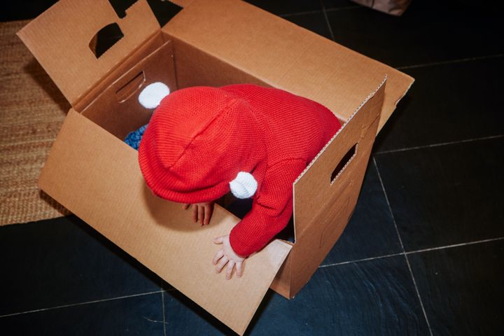 Nya bolåneregler gör att fler barn behöver flytta vid separation: Riksdagens beslut att begränsa möjligheten till tilläggslån kommer göra det påtagligt svårare att köpa ut sin partner vid en separation, vilket riskerar att slå särskilt hårt mot barnfamiljer. Enligt SBAB:s beräkningar krävs 656 000 kronor för att köpa ut sin partner efter fyra år från en genomsnittlig villa i de största städerna i landets 21 regioner. Med dagens regler kan utköpet av partnern i genomsnitt finansieras med tilläggslån. Med de nya reglerna kan endast en tiondel av utköpsbeloppet finansieras så.