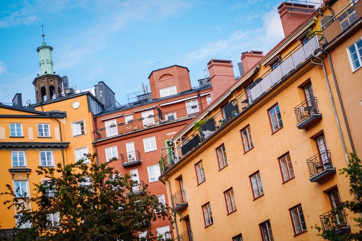 Bostadspriserna sammantaget i Sverige steg med 1,7 procent i mars. Lägenhetspriserna steg med 0,7 procent och huspriserna med 2,2 procent. Trenden, där både normala säsongseffekter och andra tillfälliga effekter rensats bort, pekar också på en något starkare underliggande prisökning på hus än för lägenheter. Såväl lägenhets- som huspriserna steg mest i Norra Sverige. I Storgöteborg, som enda region, föll både lägenhets- och huspriserna. Detta visar SBAB Booli Housing Price Index (HPI).