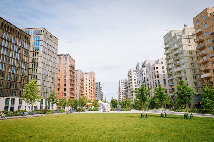 SBAB/Booli:s indikator Bomarknadstempen som mäter hur lätt det är att sälja en bostad visar att temperaturen på den svenska bostadsmarknaden som helhet fortsatte att stiga trendmässigt i mars. Hus är hetare än lägenheter. Däremot är marknaden för lägenheter varmare än normalt i Stockholms- och Göteborgs innerstäder.