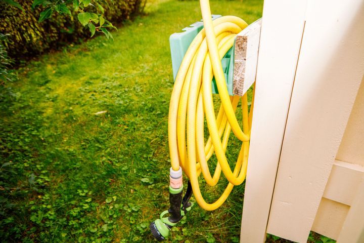 Låga grundvattennivåer och återkommande bevattningsförbud kan bidra till att vattenbrist är den klimatrisk som oroar svenska husägare mest. Det visar SBAB:s senaste undersökning om klimatrisker. Men vattenbrist påverkar inte bara hushållens vattenförsörjning utan även bostaden. Torka kan göra att marken krymper vilket kan ge sättningar i husgrunden och sprickor i fasader.