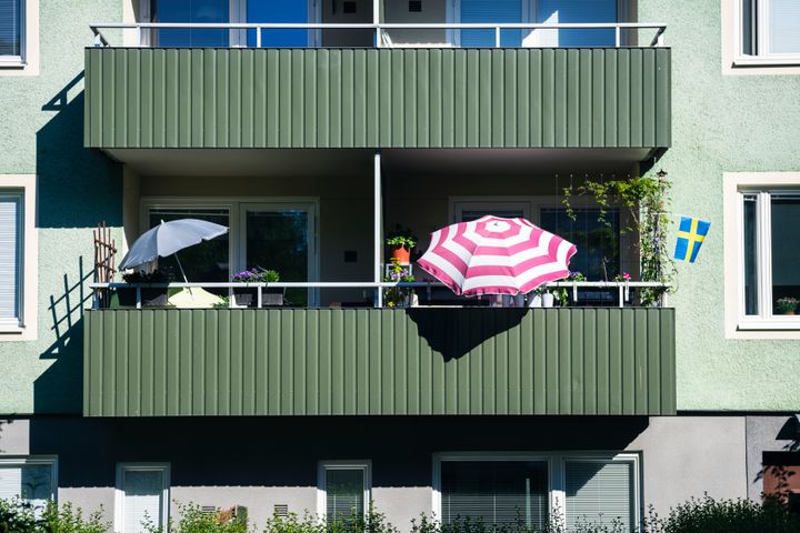 Bostadspriserna väntas öka med 4 till 5 procent per år både i år och nästa år, enligt SBAB. En utdragen konflikt i Mellanöstern med stigande inflation och räntor kan dock försämra utsikterna.