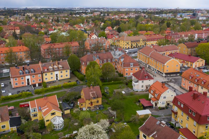 För hus utvecklades fyra av fem faktorer i rätt riktning i juli, medan endast två av fem gjorde det på lägenhetsmarknaden. Antal budgivare ligger nu över det historiska snittet för hus och nära det historiska snittet för lägenheter. Båda marknaderna tyngs fortfarande av ett stort utbud och långa försäljningstider, i förhållande till de historiska snitten.