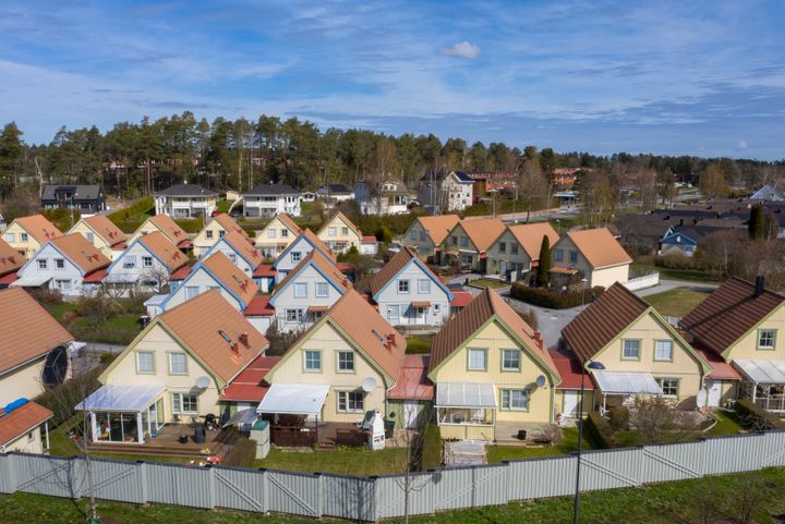 Bolånetagare bör ställa in sig på att den rörliga bolåneräntan kan höjas i närtid. SBAB bedömer att Riksbanken inväntar inflationsutfallen för augusti och september, men höjer styrräntan både i november och december, om Hormuzsundet inte öppnas.