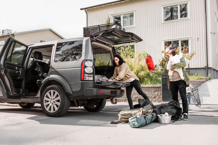 Det är betydligt vanligare att par bråkar om hushållsarbetet och vardagspusslet än om pengar, enligt SBAB:s undersökning. Endast 8 procent uppger att pengar är den vanligaste konfliktorsaken, jämfört med 35 procent som pekar på vardagspusslet och 28 procent på hushållsarbetet.