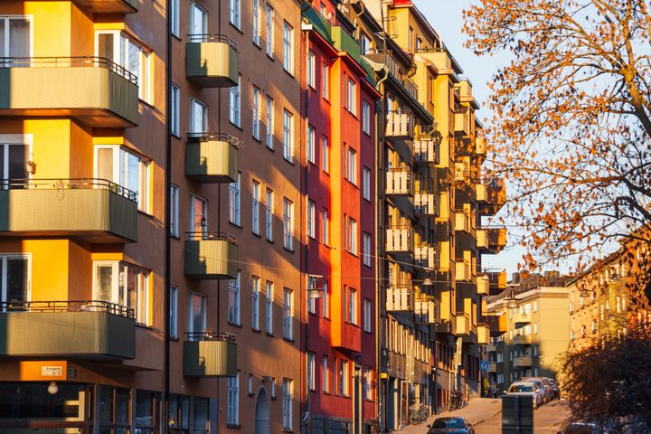 Bostadspriserna väntas stiga med omkring 4 procent i år, med större uppgång för småhus än för lägenheter. Utvecklingen drivs främst av ökande hushållsinkomster.