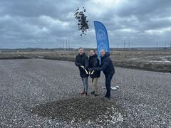 Andreas Brorsson, kommunstyrelsens ordförande Kumla kommun, Jonas Zittra från Vossloh och Magnus Andersson, kommunstyrelsens ordförande Hallsbergs kommun, tar ett symboliskt första spadtag för fortsatt god samverkan.