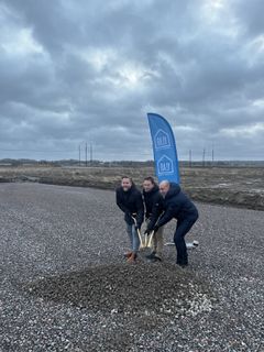 Andreas Brorsson, kommunstyrelsens ordförande Kumla kommun, Jonas Zittra från Vossloh och Magnus Andersson, kommunstyrelsens ordförande Hallsbergs kommun, tar ett symboliskt första spadtag för fortsatt god samverkan.