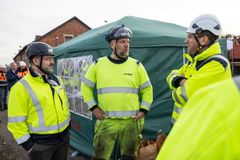 Infrastruktur- och bostadsminister Andreas Carlsson (till höger) i samspråk med Bertrand Gryspeert (till vänster) som är vd för Vossloh i Sverige och Fredrik Johansson (mitten) som är projektledare för Prefab och installation på Vossloh.