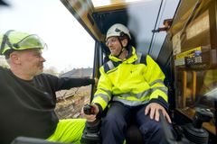 Infrastruktur- och bostadsminister Andreas Carlsson fick möjlighet att provköra den spårgående kranen. Kranföraren Michael Neumann ser till så att allt går rätt till.