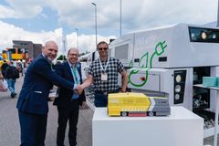 Till vänster Jimmy Hagström, vd Vossloh Rail Services Scandinavia AB. Bredvid honom Marcel Taubert, vd på Vossloh Rail Services och till höger Ronny Fykop, teknisk ingenjör på Sporveien