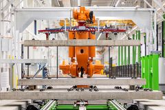 Vosslohs nya fabrik på Sannahed mellan Kumla och Hallsberg är en världsunik växelfabrik med automatiserad produktionslina och robotiserad utläggning av sliprar. Med nya produktionsmetoder tredubblas kapaciteten, samtidigt som arbetsmiljö, säkerhet och hållbarhet lyfts till en helt ny nivå.