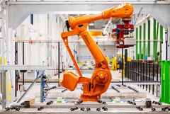 I den nya fabriken på Sannahed automatiserar Vossloh arbetsmoment som traditionellt varit manuella. Produktionslinan har robotutläggning av sliprar. En industrirobot placerar ut en sliper per minut med hög noggrannhet. Växeln färdigmonteras sedan på transportbandet genom den 150 meter långa hallen.