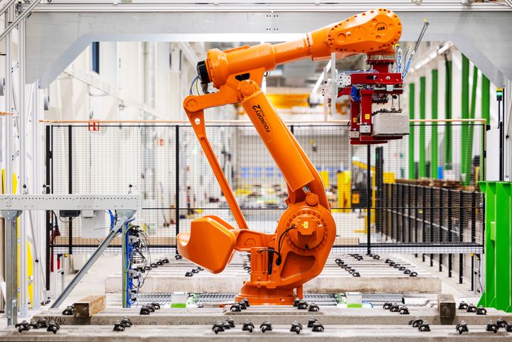 I den nya fabriken på Sannahed automatiserar Vossloh arbetsmoment som traditionellt varit manuella. Produktionslinan har robotutläggning av sliprar. En industrirobot placerar ut en sliper per minut med hög noggrannhet. Växeln färdigmonteras sedan på transportbandet genom den 150 meter långa hallen.