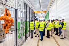 Växlarna i Sannahed monteras på ett transportband över fem på varandra följande stationer. En robotarm placerar ut sliprarna, varefter växeln byggs steg för steg. Den automatiserade processen ersätter många av de traditionellt manuella arbetsmomenten inom växelproduktion.
