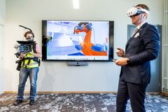 Andreas Carlson, infrastruktur- och bostadsminister, passade också på att besöka Vosslohs nya växelfabrik som BIM-modell under invigningen.