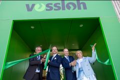 Vosslohs nya växelfabrik på Sannahed invigdes Roberto Maiorana, generaldirektör Trafikverket, Andreas Carlson, infrastruktur- och bostadsminister, Oliver Schuster, vd Vossloh och Camilla Helgesson, Sverigechef Vossloh.