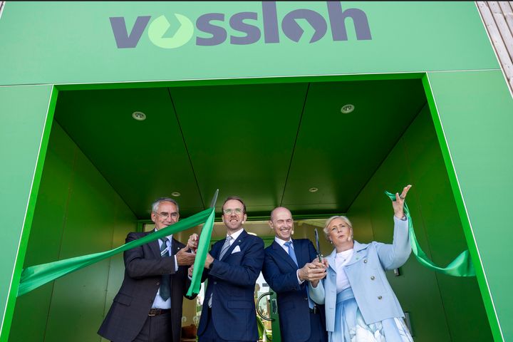 Vosslohs nya växelfabrik på Sannahed invigdes Roberto Maiorana, generaldirektör Trafikverket, Andreas Carlson, infrastruktur- och bostadsminister, Oliver Schuster, vd Vossloh och Camilla Helgesson, Sverigechef Vossloh.