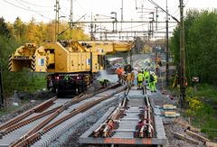 Nya växlar installeras med en spårgående kran på Södra stambanans driftplats Mosselund i maj 2019.