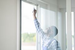 Glas, som tillverkas med sand som råvara, måste återanvändas i högre grad för världen närmar sig en Peak Sand. Svanens nya krav för fönsterbyte minskar resursanvändning, energianvändning och sparar in utsläpp av växthusgaser. Dessutom ställs hårda krav på farliga kemikalier t ex vid montering av det nya fönstret.