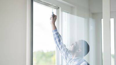 Glas, som tillverkas med sand som råvara, måste återanvändas i högre grad för världen närmar sig en Peak Sand. Svanens nya krav för fönsterbyte minskar resursanvändning, energianvändning och sparar in utsläpp av växthusgaser. Dessutom ställs hårda krav på farliga kemikalier t ex vid montering av det nya fönstret.