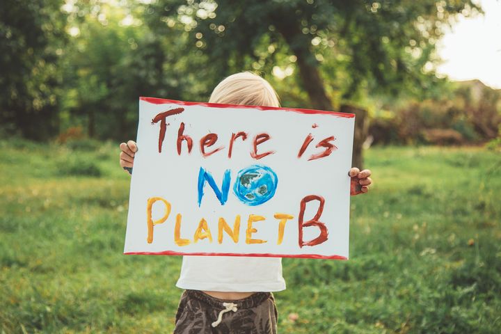Svanen, och EU Ecolabel tar hänsyn till alla relevanta miljöaspekter under hela produktens livscykel. På så sätt främjar miljömärkning cirkulär ekonomi och biologisk mångfald – samtidigt som det minskar resursförbrukning, klimatpåverkan och användningen av skadliga kemikalier.