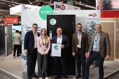 Bildtext: Stål- och säkerhetsdörren Daloc Y33 tillverkas i Töreboda av Daloc,  som tog emot licensbeviset på Nordbyggmäsan i Älvsjö. Från Miljömärkning Sverige: Lukas Sjölén, Wilma Bäckström Nilsson. Från Daloc: Fredrik Silverstrand, koncernchef, Henrik Rosing, produktdirektör, Mikael Johansson, VD.