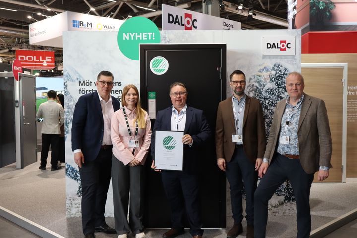 Bildtext: Stål- och säkerhetsdörren Daloc Y33 tillverkas i Töreboda av Daloc,  som tog emot licensbeviset på Nordbyggmäsan i Älvsjö. Från Miljömärkning Sverige: Lukas Sjölén, Wilma Bäckström Nilsson. Från Daloc: Fredrik Silverstrand, koncernchef, Henrik Rosing, produktdirektör, Mikael Johansson, VD.