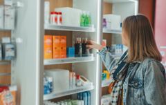 Vad innebär de här ingredienserna för min hälsa och för miljön? Det är svårt att navigera i långa innehållsförteckningar så miljömärkning underlättar för konsumenten. Miljömärkning blir extra viktigt när EU:s regler riskerar att försvaga konsumentskyddet.