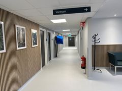 För att underlätta för patienterna att orientera sig i lokalerna används kontrastfärger i korridorer och väntrum.