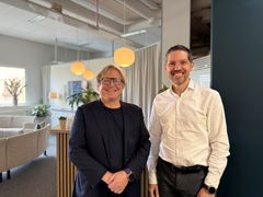 Christofer Grimås, överläkare i kirurgi, grundare och VD för Nordiskt Centrum för Kirurgi (t.v.), tillsammans med Jens Eriksson, VD för Aleris Sverige (t.h.), i samband med att Aleris förvärvar den kirurgiska specialistkliniken i Linköping