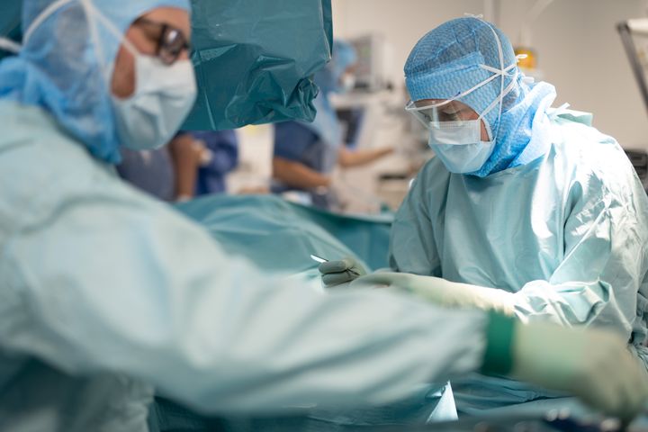 Ett fördjupat samarbete mellan Aleris Specialistklinik och Universitetssjukhuset i Linköping gör att 1 000 extra operationer kan genomföras i Region Östergötland innan årets slut.