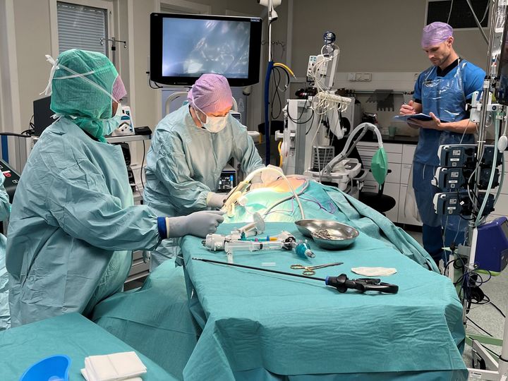 Binjureoperationerna utförs som slutenvård inom ramen för Uppsalamodellen, i samarbete mellan Aleris och Akademiska sjukhuset.