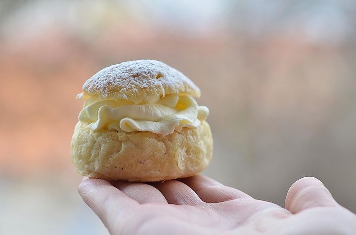 En klassisk semla med vetebulle, mandelmassa och vispgrädde. För de flesta en njutning på fettisdagen, men för vissa kan bakverket orsaka magbesvär.