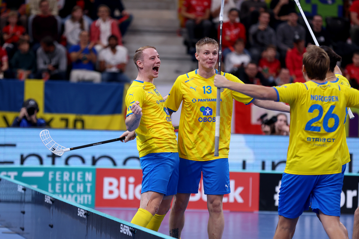 Jesper Sankell jublar under VM 2022. Foto: Per Wiklund/Svensk Innebandy